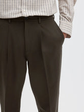 Load image into Gallery viewer, Selected Homme 190 Regular Tapered Finn Flex Trouser Brown